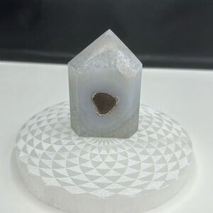 Agate tower w druzy heart center